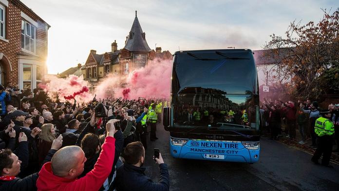 Nechutná dohra šlágru Premier League. Autobus hostujících City byl napaden
