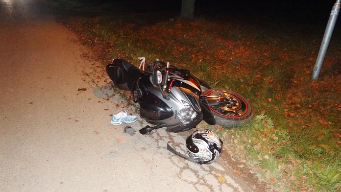 Motorkář se rozsekal na návsi. Byl opilý namol