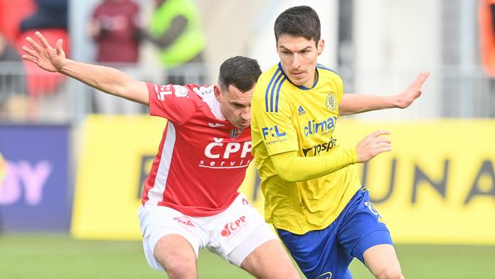 Pavel Černý (Pardubice) brání Roberta Hrubého (Zlín)