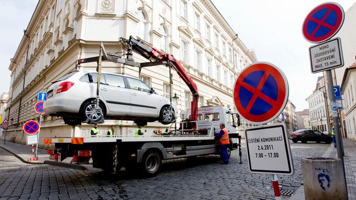 TO JSOU VĚCI! Zloději šlohli auto ODTAHOVÉ SLUŽBĚ! Ukradli i malý AUTOBUS!