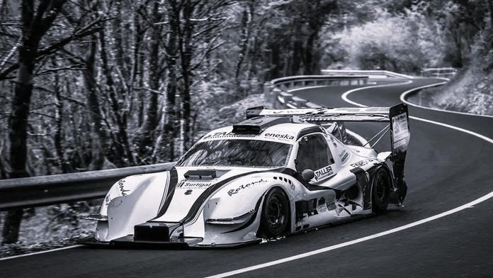 Tragédie při motorsportu. Jezdec zemřel po tvrdém nárazu, vůz začal hořet