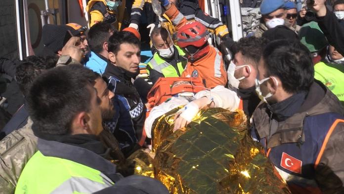 Deset dní po zemětřesení vyprostili z trosek mladou dívku, rodina jí už chystala hrob