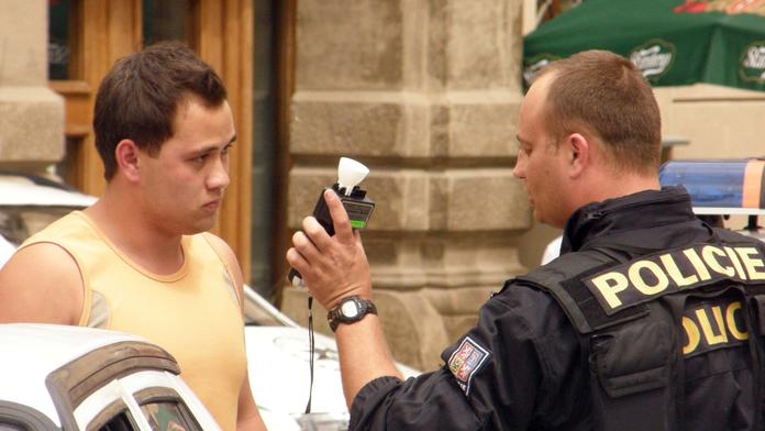 Mladík (22) nezvládl řízení a vylétl s autem ze silnice. Byl opilý