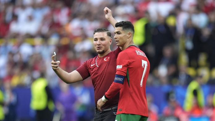 Ronaldův malý fanoušek se už na EURO nepodívá. Od UEFA vyfasoval trest