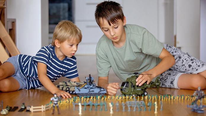Chlapci s hračkama