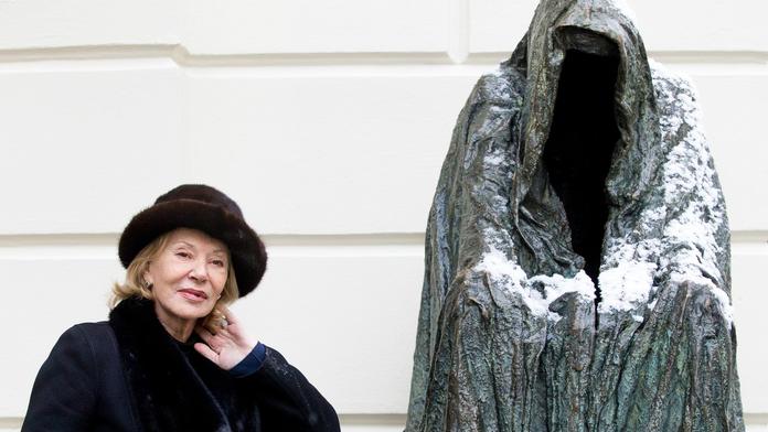 Zemřela známá sochařka a malířka českého původu Anna Chromy