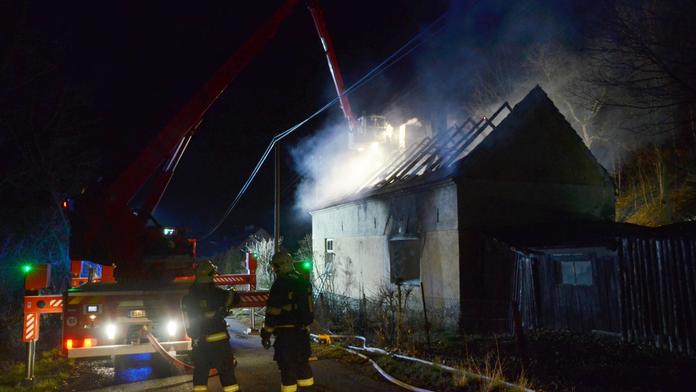 Kočka strhla ubrus se svíčkou, důchodci shořel celý dům