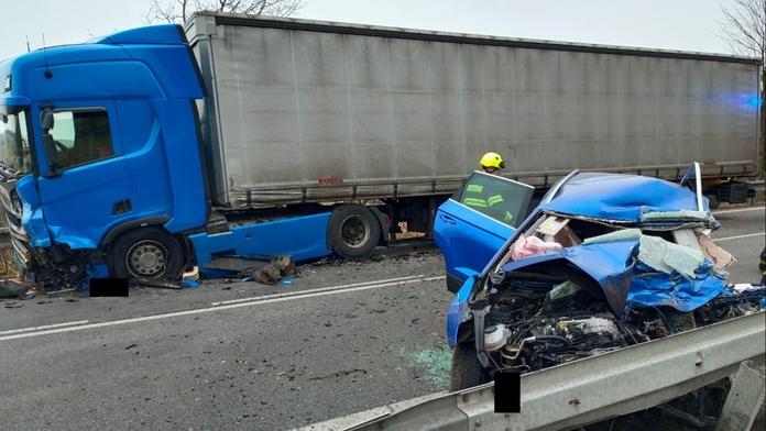 Havarovaný kamion a osobní automobil