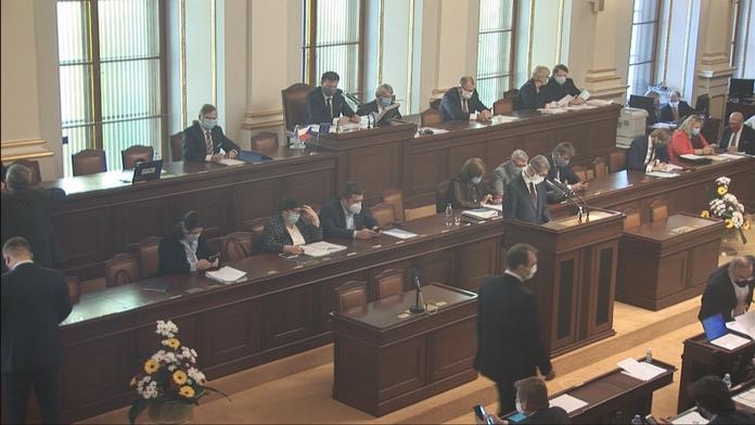 Stav nouze má trvat do konce dubna. OSVČ dostanou od státu 25 tisíc