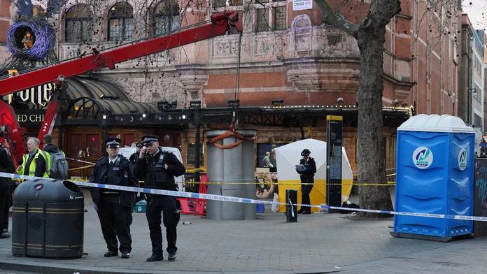 Výsuvný pisoár před divadlem Palace Theatre v centru Londýna, který rozmačkal opraváře