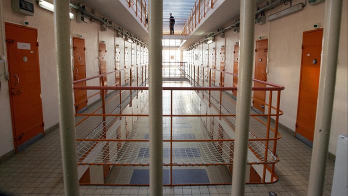Lidé se dobrovolně hlásí na testování věznice, za mřížemi stráví několik dní