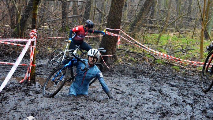Polský závod se proměnil v zápas v bahně, cyklisté v něm byli po pas