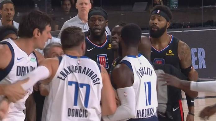 Tvrdý trest! Nesportovní faul bude hvězdu Clippers stát pořádný balík