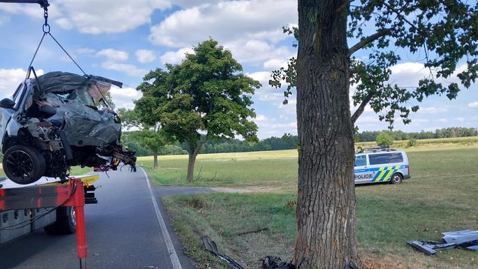 Řidič na Táborsku přejel do protisměru a narazil do stromu. Z auta zbyly jen trosky