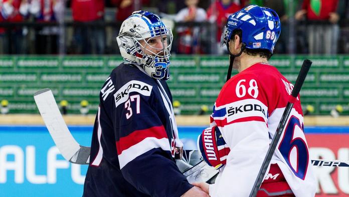 Jaromír Jágr podává ruku Connoru Hellebuyckovi na MS v hokeji v Praze v roce 2015