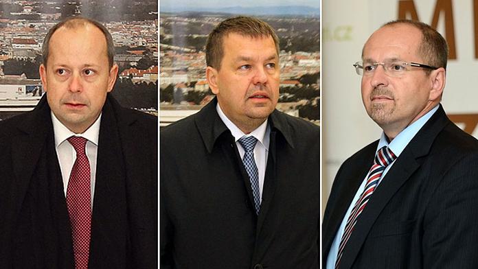 Tři poslanci "pumpnou" státní pokladnu o miliony odškodného