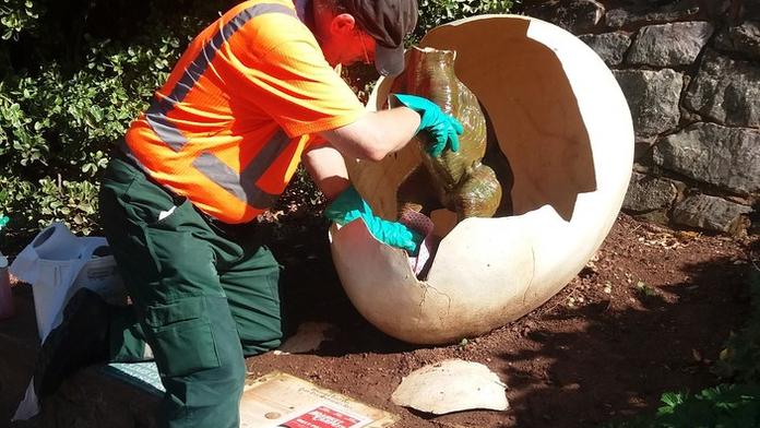Nechutné orgie v Jurském parku! Návštěvnice znásilnila dinosaura!