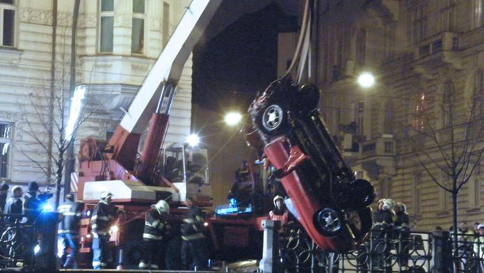 Auto ve Vltavě! Řidič (†31) prorazil zábradlí a utopil se