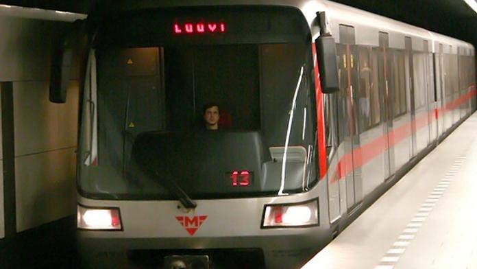 EXKLUZIVNĚ: Mladík skočil u Muzea pod metro, linka C nejezdila