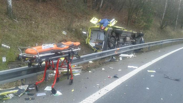 DĚSIVÉ FOTO: U Turnova bourala sanitka, pro řidiče přiletěl vrtulník!