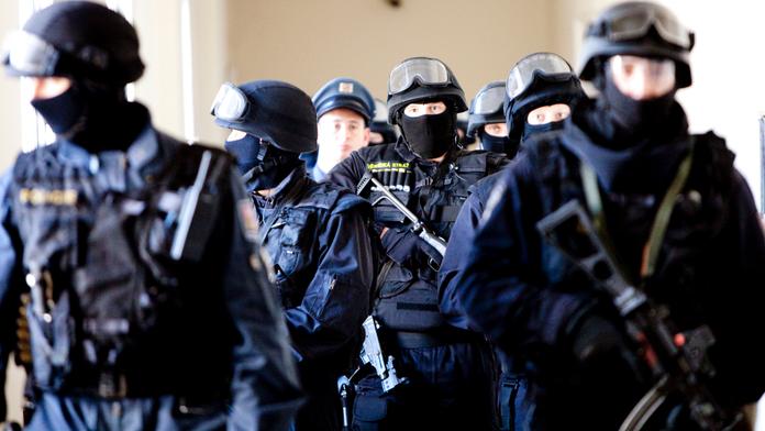 Pravicoví extrémisté chtěli v Česku likvidovat budovy a lidi. Policie u nich našla zbraně