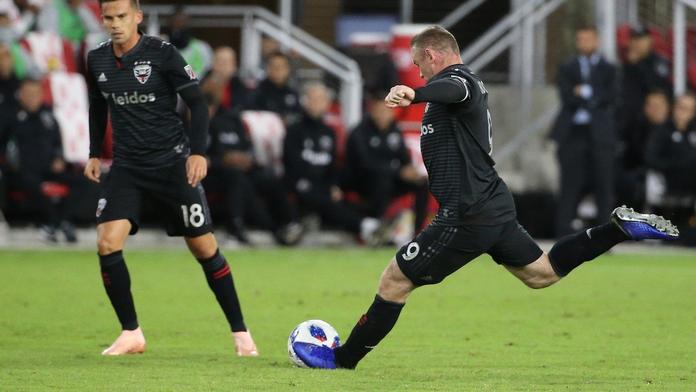 Rooneyho přímák z říše snů! Trefil to skoro ze 40 metrů. VIDEO