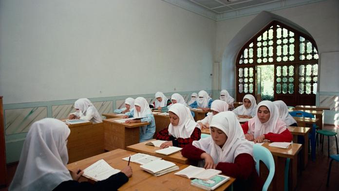 Británie v šoku: Učitelka nutila žačky psát dopisy islamistům!