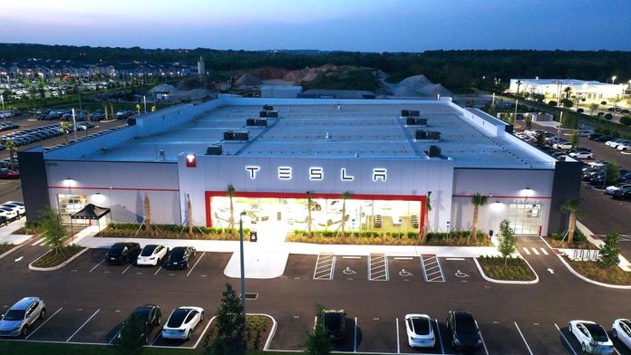 Tesla v průšvihu. Zisky výrazně padají, záchranou mají být cenově dostupnější auta