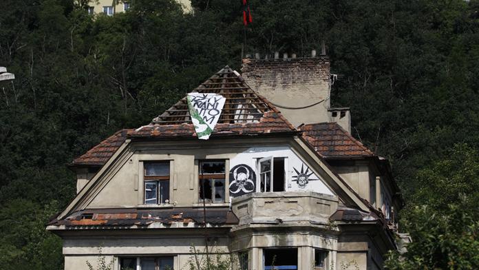 Pobodal muže ve squatu Milada. Teď čeká v cele...