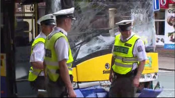 Těžká nehoda v Teplicích! Trolejbus se srazil s autobusem