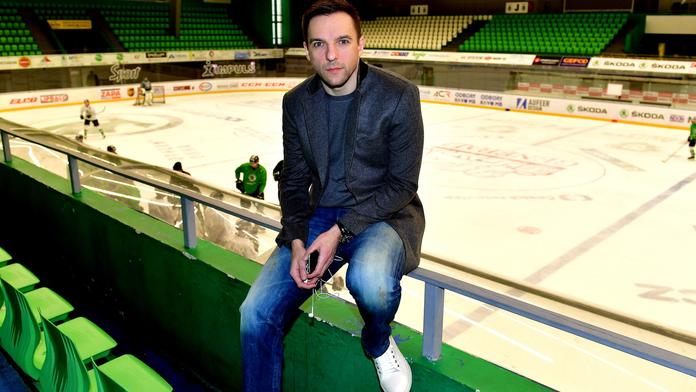 Povinné nákrčníky? Na nic bych nečekal, říká Vrbata. Podobně chrání i svého syna
