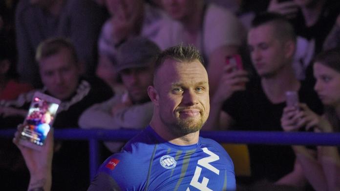 Filip Grznár slaví první výhru, v kleci knokautoval účastníka Superstar