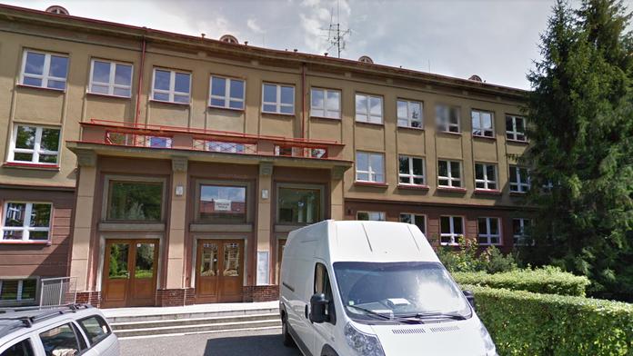 Muž chtěl vylákat holčičku ze školy. "Nic se nestalo," tvrdí ředitel