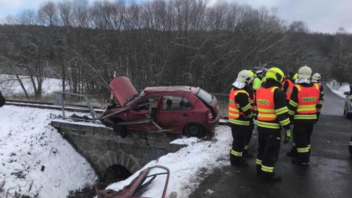 Vlak smetl na přejezdu auto se seniory, hasiči je museli vyprostit