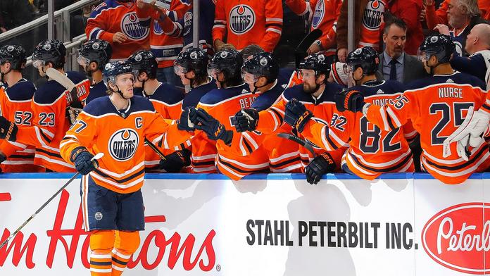 McDavid sestřelil 6 body Colorado, dvakrát se trefil Hertl s Chytilem