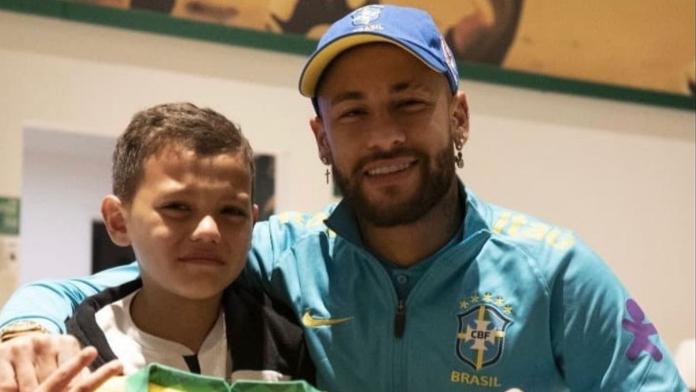 Chlapec chtěl dres, dočkal se nadávek. Neymar ho krásným gestem rozplakal