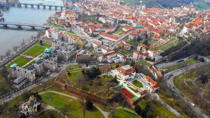 Pohled na Prahu s Úřadem vlády (vlevo)