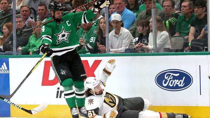 Jamie Benn v souboji s Markem Stonem