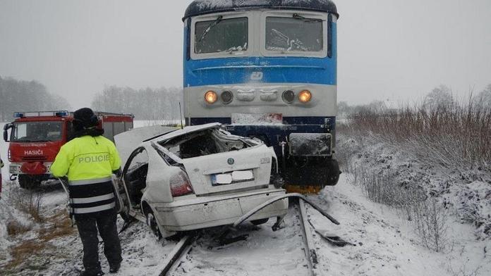Vlak smetl auto na přejezdu. Posádku vystříhávali ven hasiči