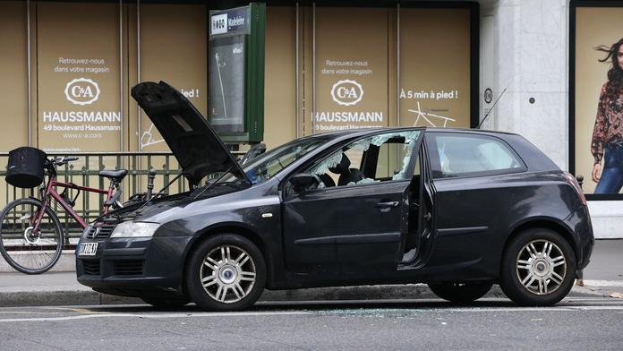 Paříž na nohou! Policisté objevili bombu u rušného bulváru!