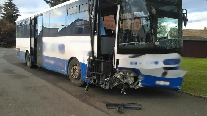 Autobus plný dětí narazil do kruhového objezdu! 11 zraněných
