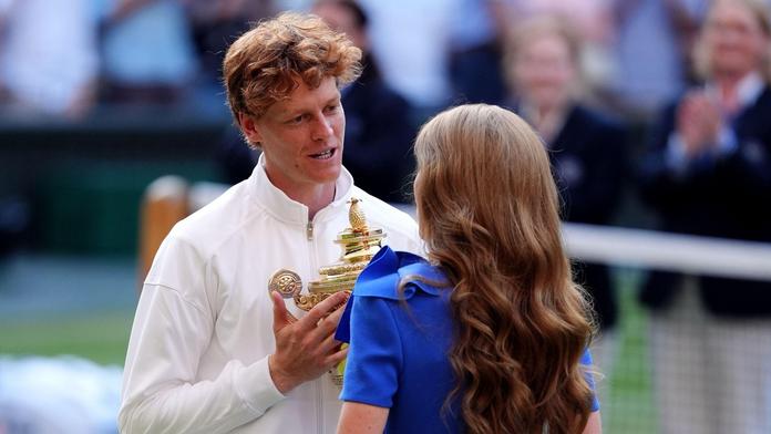 Sinner po bitvě ovládl Wimbledon. Poradil si i s korkem ze šampaňského
