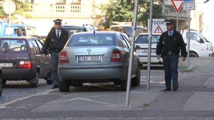 Parkovací karty jsou některým Pražanům zatím k ničemu