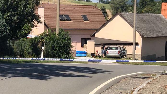 Smrtelná nehoda u Sedlčan: 80letý řidič narazil do rodinného domu