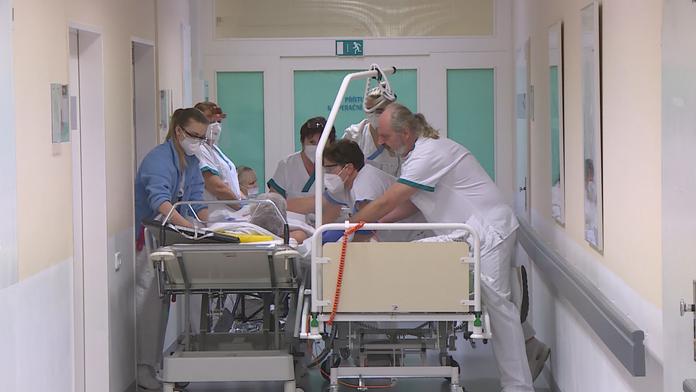 S těmito operacemi a zákroky nepočítejte! Nemocnice je odkládají