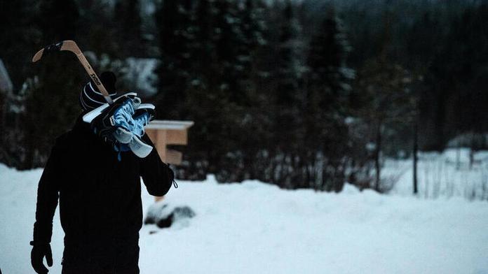 Zimní sporty, které nezruinují vaši peněženku. Tipy na to, jak si užít sníh bez drahého vybavení (a na čem raději nešetřit).