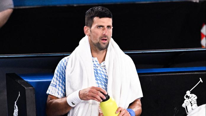 Djokovič je obviněn z porušení pravidel, vdechoval obsah neoznačené láhve