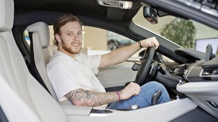 Pastrňák má novou káru. Na léto dostal hybrid, který umí 250 km/h