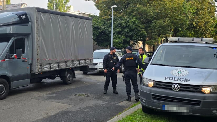 Neznámý útočník pobodal v Plzni muže. Přistihl ho při vykrádání auta