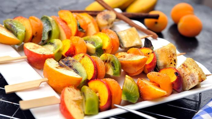 Ozkoušeli jste ovoce na grilu? Přinášíme šest božských receptů